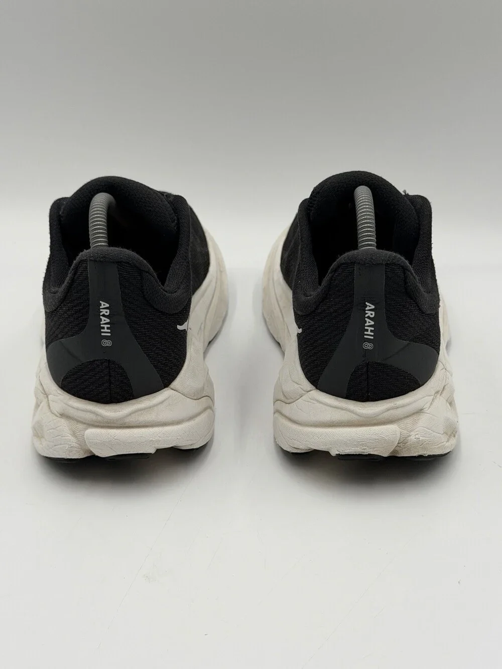 Hoka One One Arahi 8 Shoes Womens Size 9.5D Black White Running Athletic Sneaker
